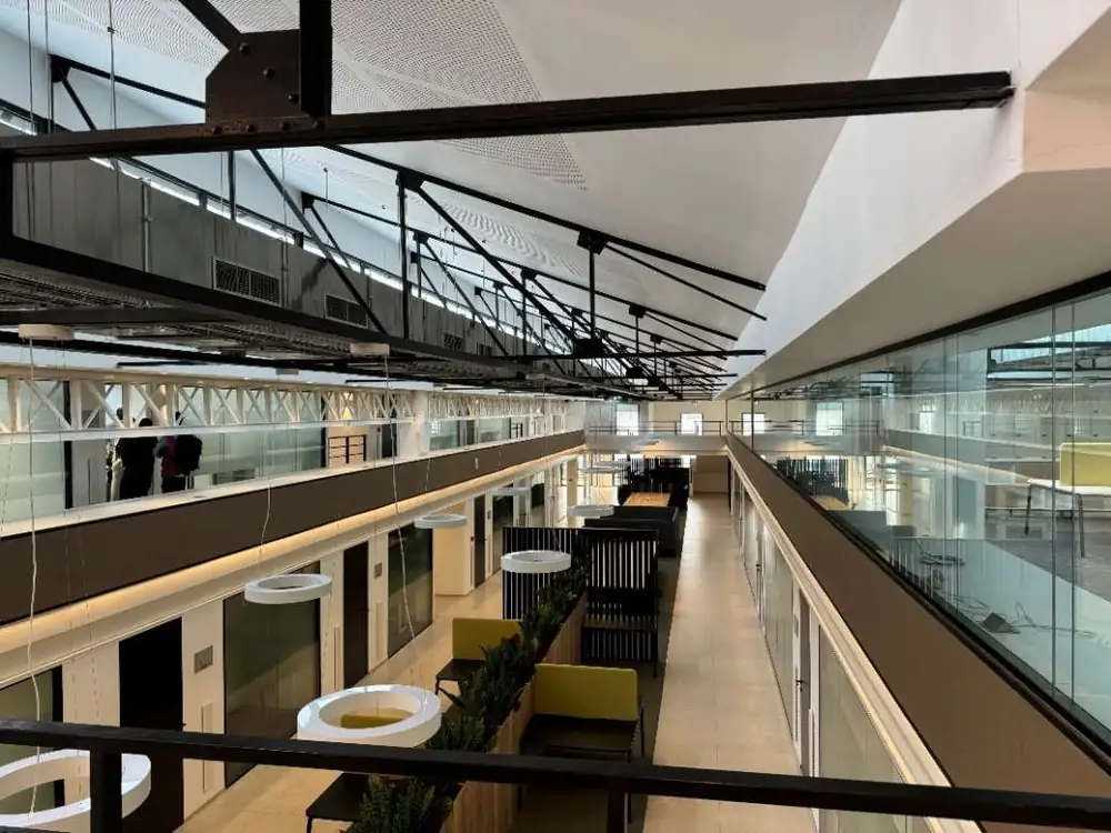 Plateau de bureaux avec charpente métallique et réseaux techniques apparents