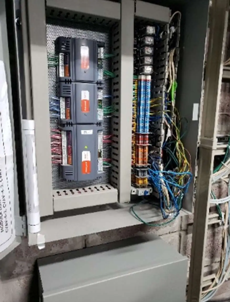 Armoire de commande avec automates et câblage