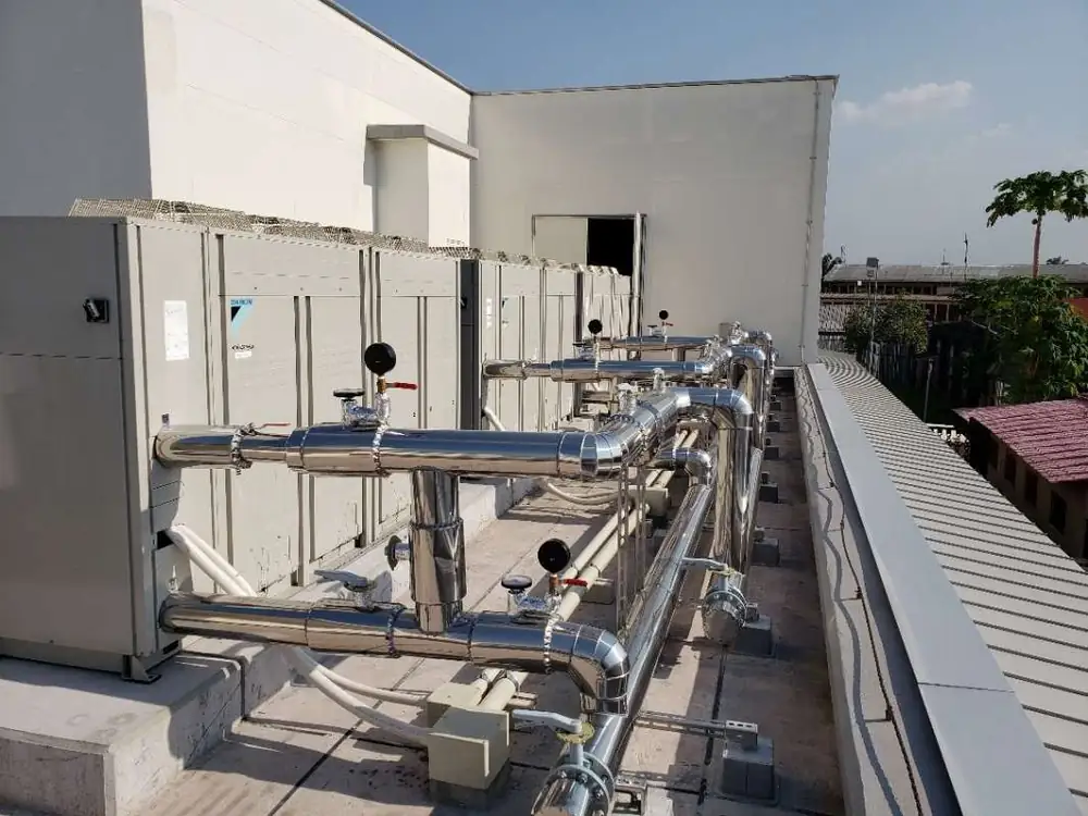 Groupes d'eau glacée Daikin et tuyauteries calorifugées en toiture