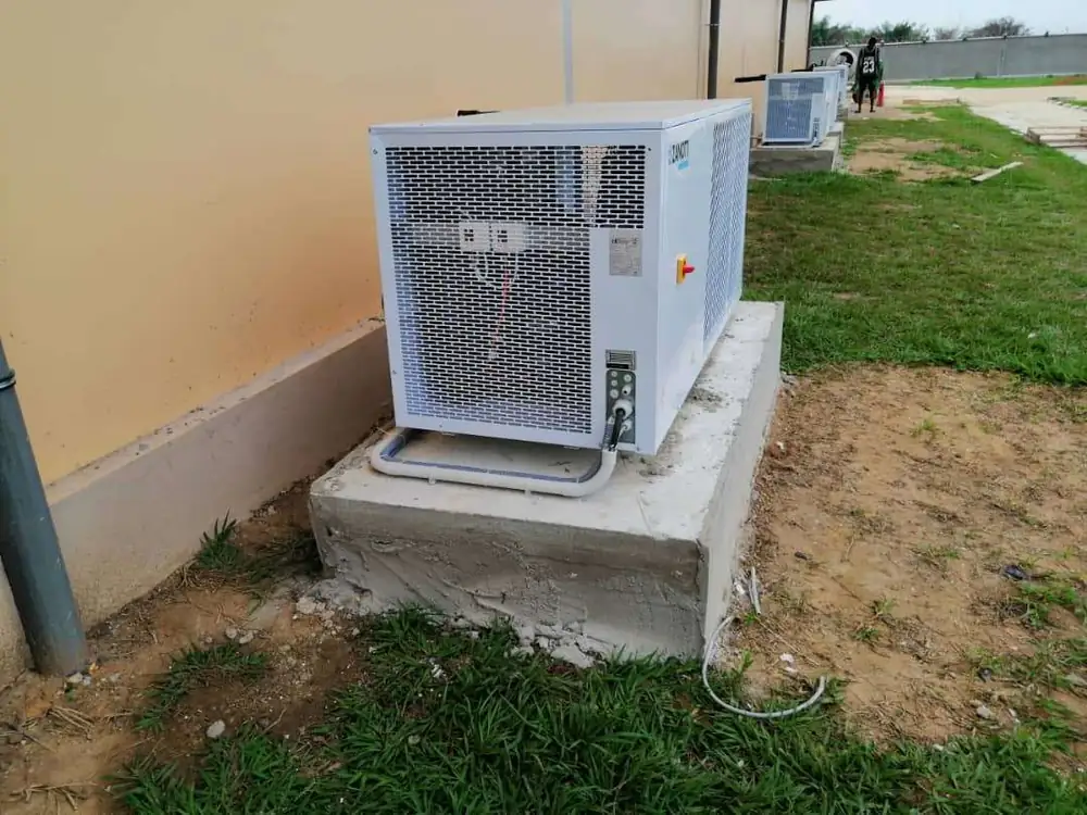 Groupe frigorifique extérieur posé sur un socle béton