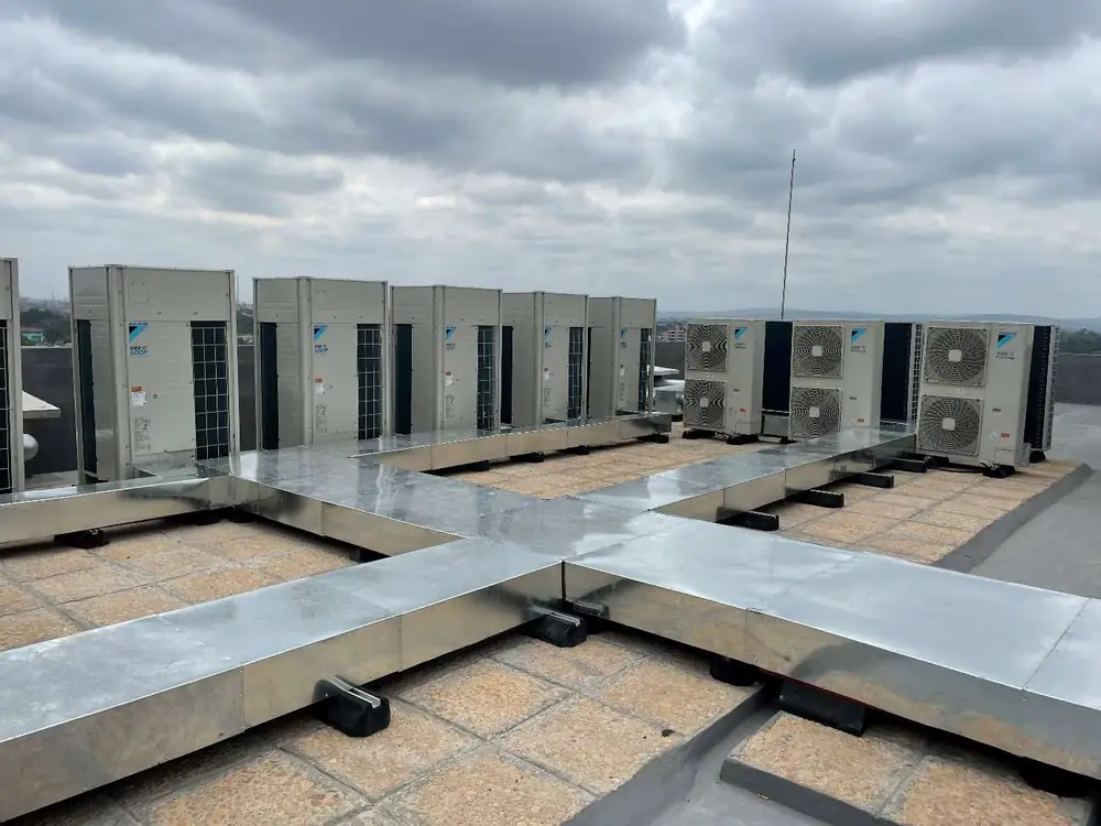 Unités VRV Daikin et gaines métalliques en toiture