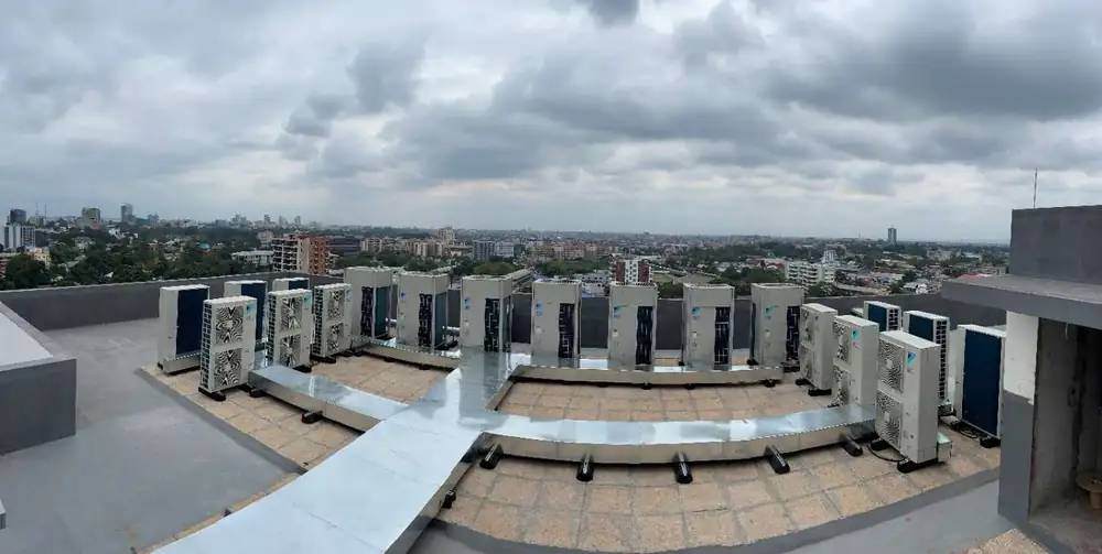 Unités VRV Daikin alignées en toiture, ville en arrière-plan
